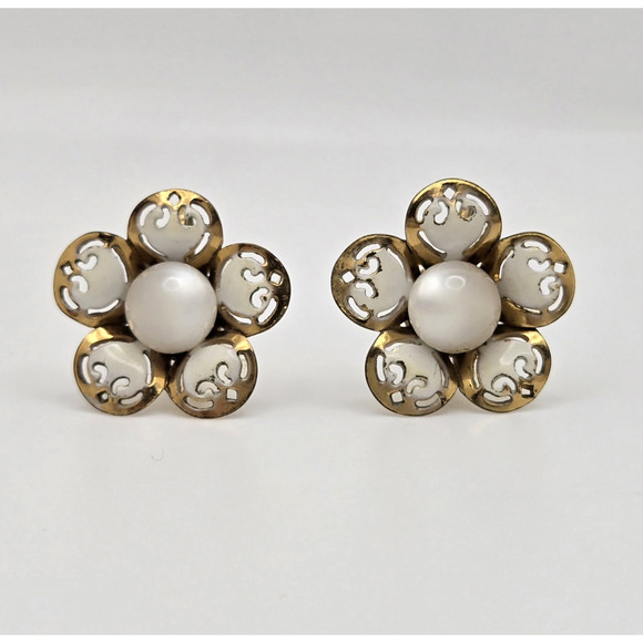 Vintage Coro Earrings Goldtone Moonglow Screwback White Enamel Flower Retro Twee - Picture 1 of 12